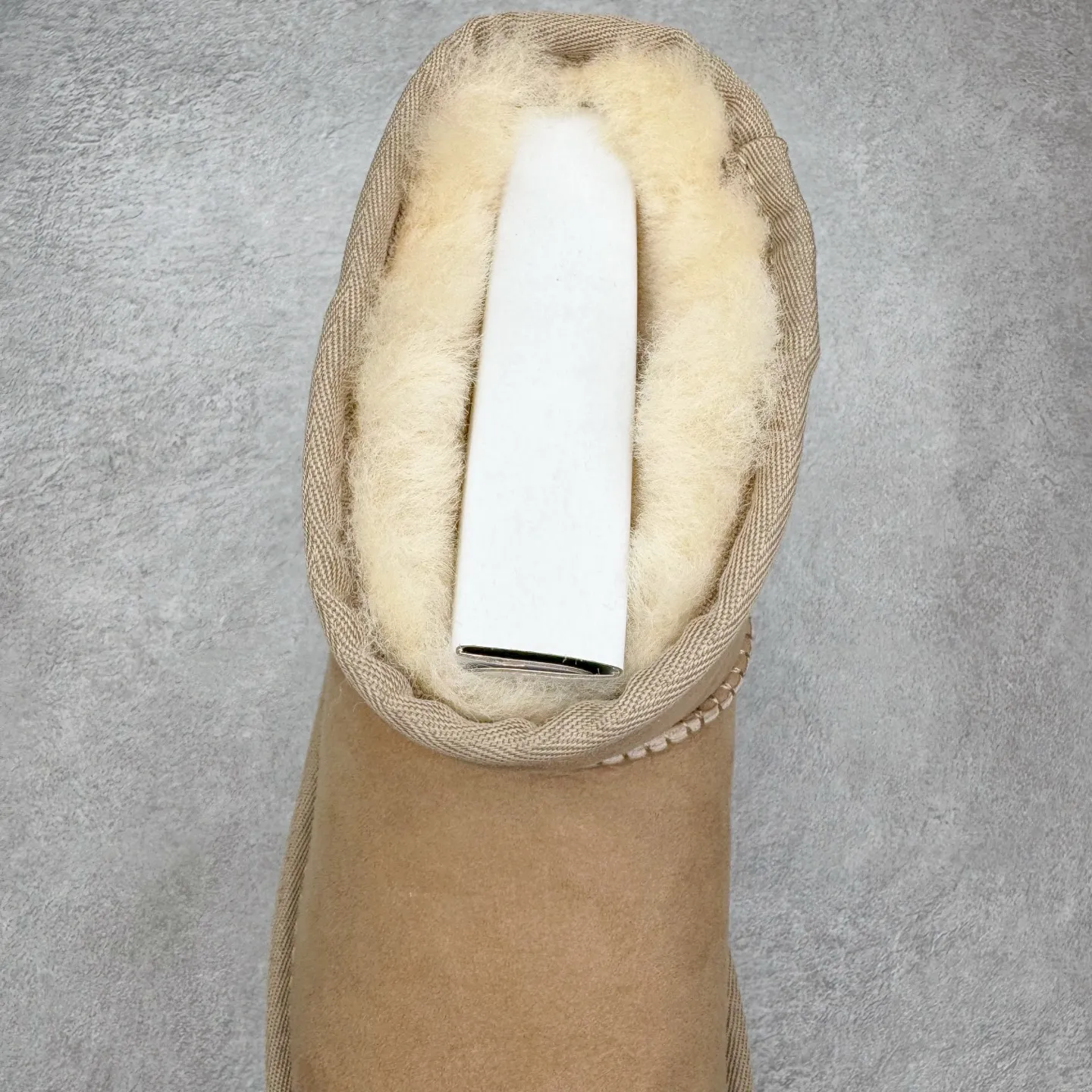 Pick up locally💰520 UGG 6222 Classic short-cut autumn and winter sheepskin and fur integrated snow boots. All shoes are made from the same factory as ZP. Longfeng A-grade Australian imported sheepskin and fur integrated men's and women's boots. Brand OEM production line. Fully follow the ZP process. OEM original pattern maker. Adhering to the principle of no original shoes and no development selection. Pay attention to every detail. The most authentic version on the market. TREADLITE "Light Wing" technology outsole. Lightweight/durable/flexible/pile size: 35 36 37 38 39 40 41 42 43 44 45 Coding: by2936060
